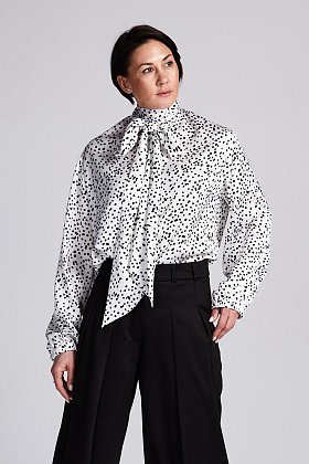 Фото модного фрида блуза с шарфом белого цвета в горох сезон 2020 года
