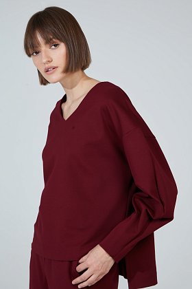 Фото модного монро пуловер трикотаж бордовый сезон 2020 года