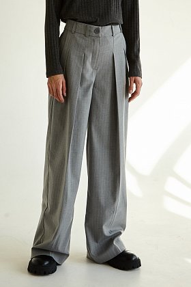 Фото модного нора брюки палаццо полоска серые сезон 2020 года