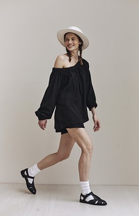 Фото модного пола костюм блуза с шортами черный сезон 2020 года