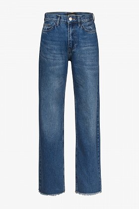 Фото модной одежды - denim джинсы широкие с необработанным низом синие сезон 2020 года
