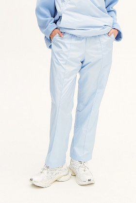 Фото модного аги брюки таффета на резинке голубые сезон 2020 года