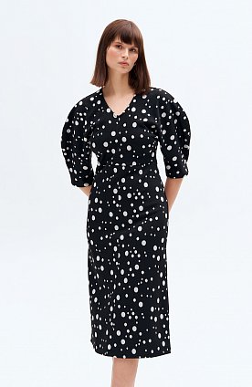 Фото модного эдит платье v-вырез трикотаж черное/белый горох сезон 2020 года