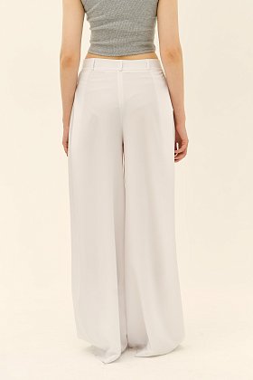 Фото модной одежды - анели брюки со складками белые сезон 2020 года