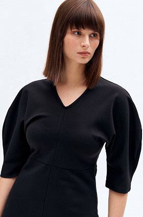 Фото модного эдит платье v-вырез трикотаж черное сезон 2020 года