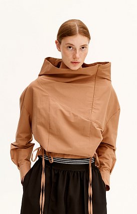 Фото модного анико блуза с воротом асимметрия карамель сезон 2020 года