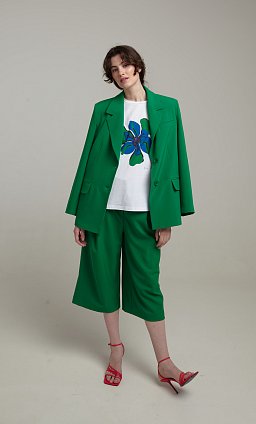 Фото модной одежды - моби костюм жакет с капри зеленый сезон 2020 года