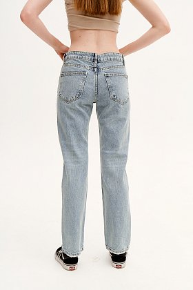 Фото модной одежды - denim джинсы с прорезями голубые сезон 2020 года