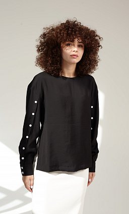 Фото модного сари блуза с кнопками на рукаве черная сезон 2020 года