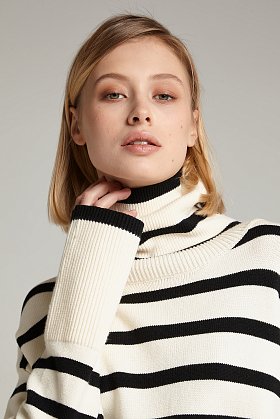 Фото модной одежды - limited джемпер в полоску чёрно-белый сезон 2020 года