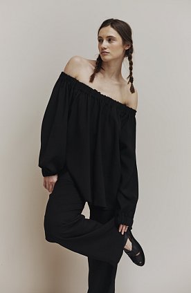 Фото модной одежды - пола костюм блуза с брюками черный сезон 2020 года