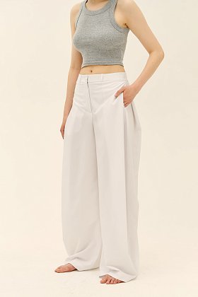 Фото модного анели брюки со складками белые сезон 2020 года