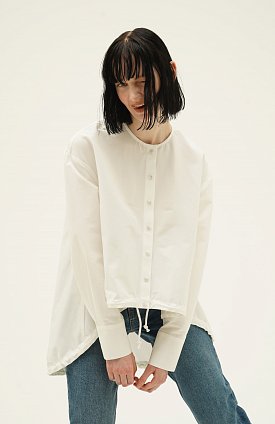 Фото модного минера блуза с фигурным низом и кулиской белая сезон 2020 года
