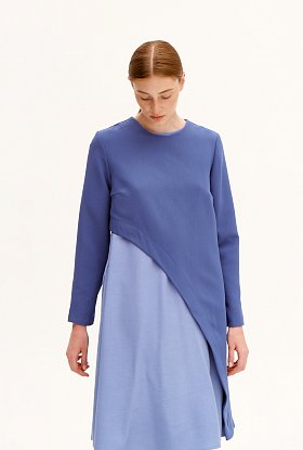 Фото модной одежды - деус блуза асимметрия синяя сезон 2020 года