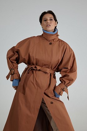 Фото модного фриман плащ оверсайз карамель сезон 2020 года