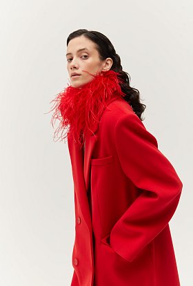 Фото модного ленте пальто длинное двубортное красное сезон 2020 года