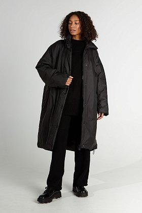 Фото модного брэди чёрное пальто-пуховик сезон 2020 года