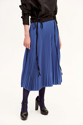 Фото модного плиссе юбка миди синяя сезон 2020 года