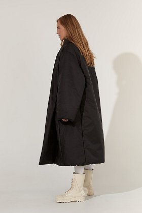 Фото модной одежды - дейки черный пуховик-кимоно сезон 2020 года