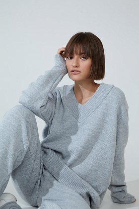 Фото модного агва пуловер вязаный оверсайз серый сезон 2020 года