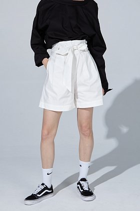 Фото модного кира шорты широкие хлопок белые сезон 2020 года