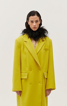 Фото модной одежды - ленте пальто длинное двубортное желтое сезон 2020 года