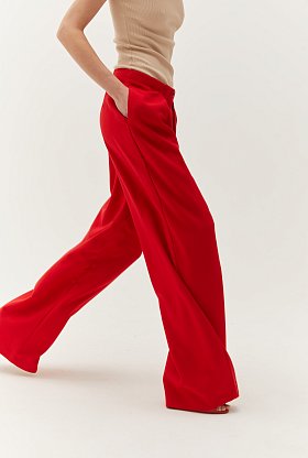 Фото модного тимбра брюки палаццо со встречной складкой красные сезон 2020 года