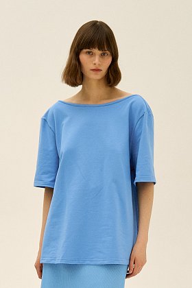 Фото модного айра футболка с открытой спиной голубая сезон 2020 года