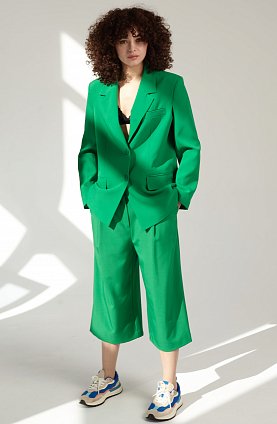 Фото модной одежды - моби капри зеленые сезон 2020 года