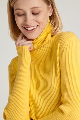 Фото модной одежды - limited водолазка лапша желтая сезон 2020 года