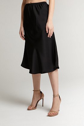 Фото модного ригги юбка атласная по косой черная сезон 2020 года