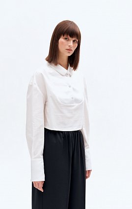 Фото модного феличе блуза укороченная с манишкой белая сезон 2020 года