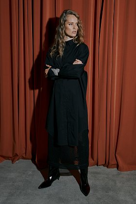 Фото модной одежды - деус платье рубашка черный сезон 2020 года