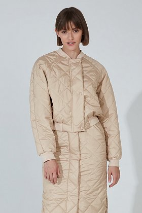 Фото модной одежды - лео бомбер объёмный стежка бежевый сезон 2020 года