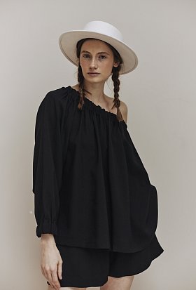 Фото модной одежды - пола костюм блуза с шортами черный сезон 2020 года
