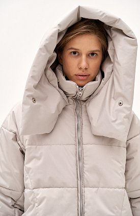 Фото модной одежды - килли куртка кокон с капюшоном бежевая сезон 2020 года