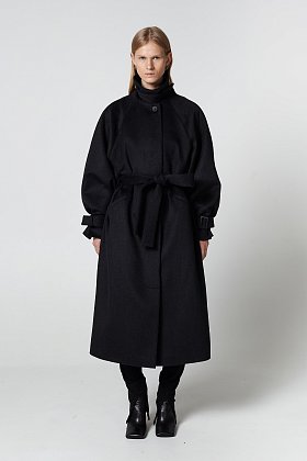 Фото модного черное пальто с поясом фриман сезон 2020 года