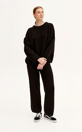 Фото модного мильфей брюки вязка с лампасами черные сезон 2020 года