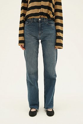 Фото модного denim джинсы широкие с необработанным низом синие сезон 2020 года