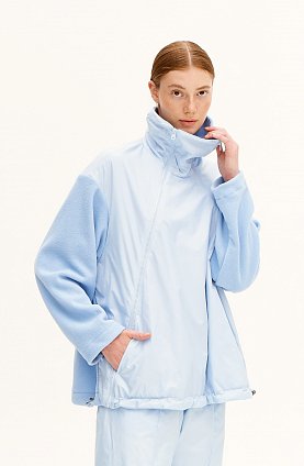 Фото модного аги  куртка с флисом оверсайз голубая сезон 2020 года
