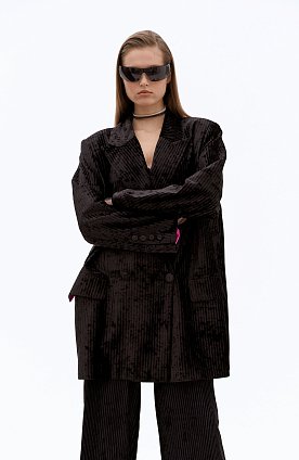 Фото модной одежды - стив жакет оверсайз из бархата черный сезон 2020 года