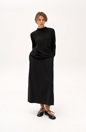 Фото модного limited юбка свободная с разрезом черная сезон 2020 года