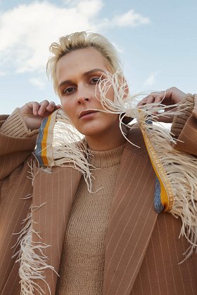 Фото модного аксессуар шарф с перьями бежевый сезон 2018 года