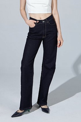 Фото модного denim джинсы прямые синие сезон 2020 года