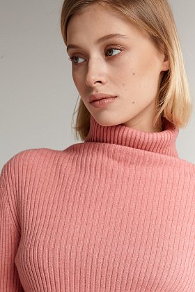 Фото модной одежды - limited водолазка мягкая розовый цвет сезон 2020 года