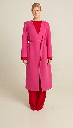 Фото модного лори пальто на поясе фуксия сезон 2020 года