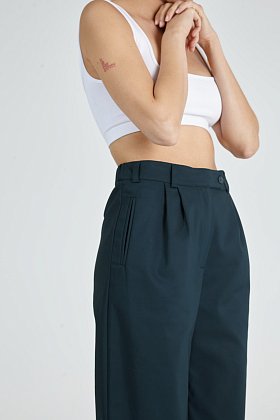Фото модного элль брюки с рамками зеленый сезон 2020 года
