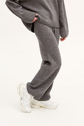 Фото модной одежды - мильфей брюки вязка с лампасами серые сезон 2020 года