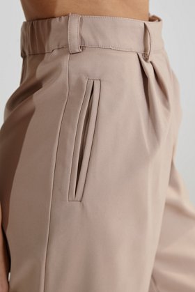 Фото модной одежды - элль брюки с рамками бежевый сезон 2020 года